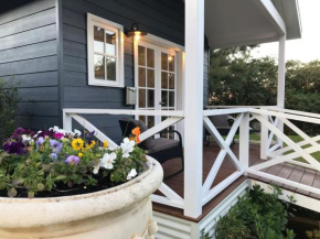 Hamptons In Rye Blue Cottage 3 Mins from Hot Springs!, Rye